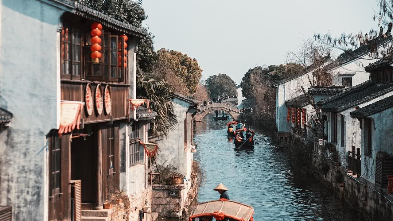 沙滩游玩的女孩们